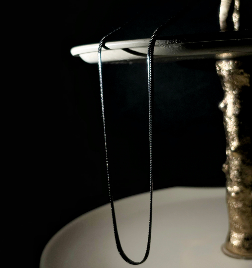 Onxy line sleek chain