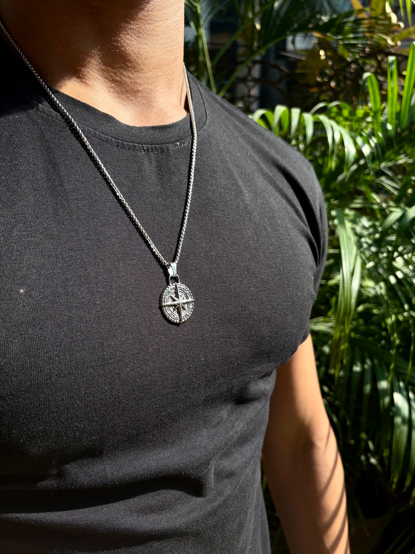 Compass pendant chain (Titanium silver)