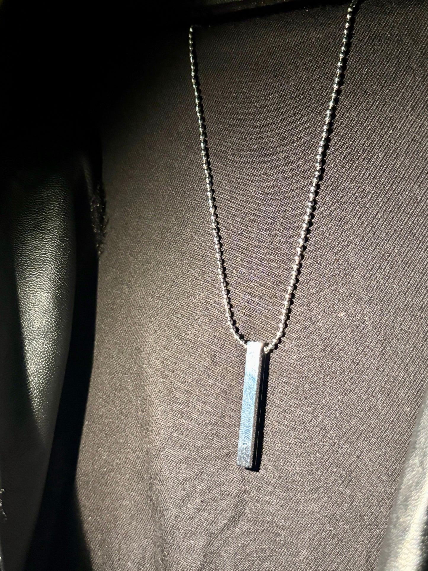 Sleek straight bar pendant chain