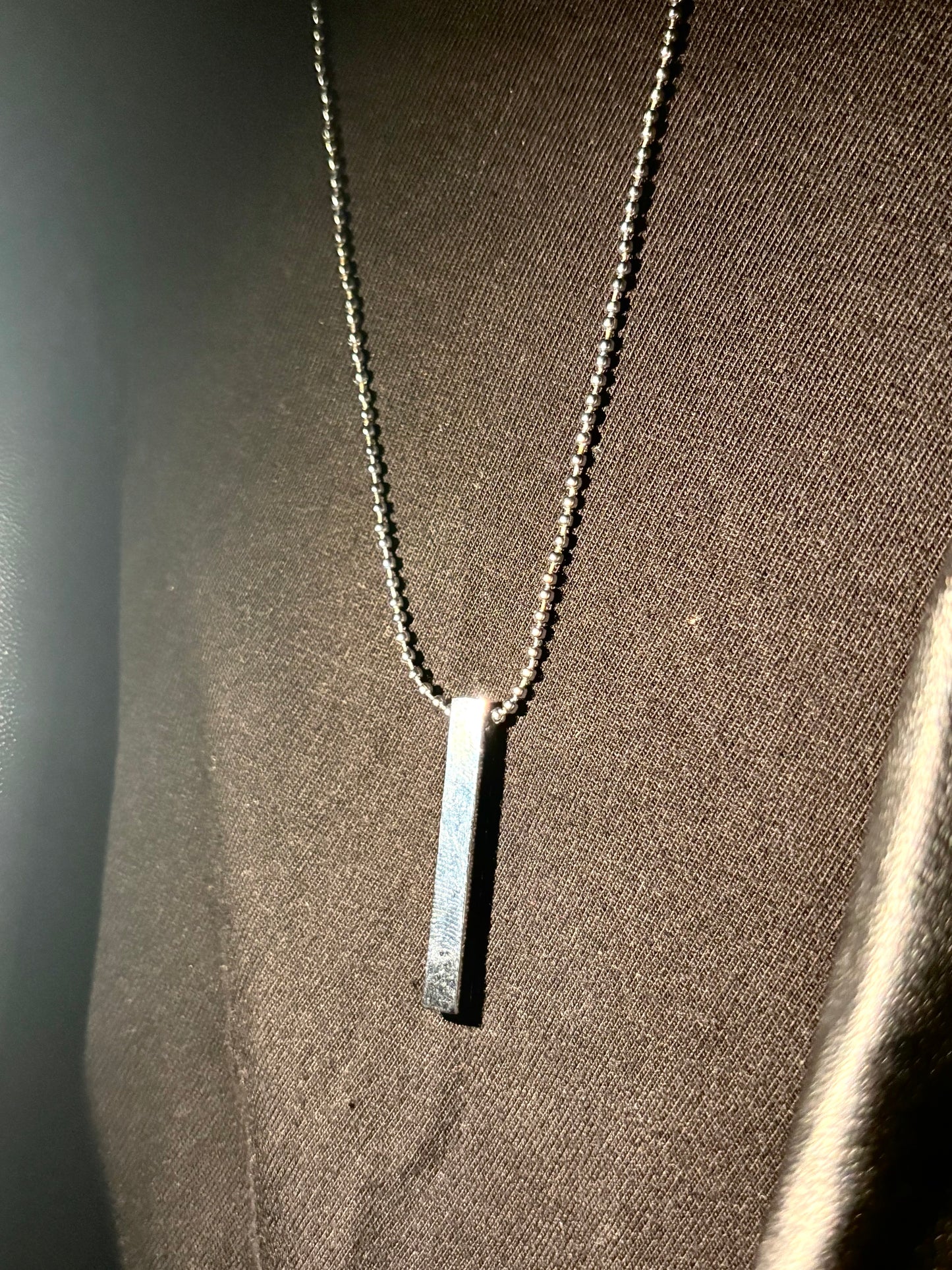 Sleek straight bar pendant chain